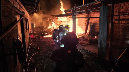 Voraz incendio se desató en la bodega de una fábrica en el sur de Cuenca.