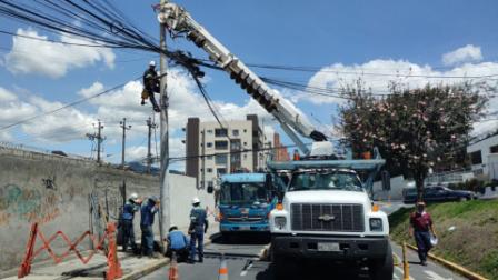 Imagen referencial de un trabajo realizado por el personal del corte de luz en el norte de Quito este viernes 1 de agosto.