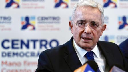 Fotografía de archivo fechada el 27 de noviembre de 2023 del expresidente de Colombia, Álvaro Uribe Vélez, hablando durante una rueda de prensa en Bogotá (Colombia).