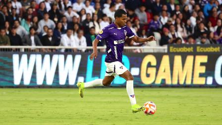 Bryan Ramúrez, ofensivo del cuadro universitario, durante una acción de juego ante Deportivo Cuenca, en el estadio Rodrigo Paz Delgado.