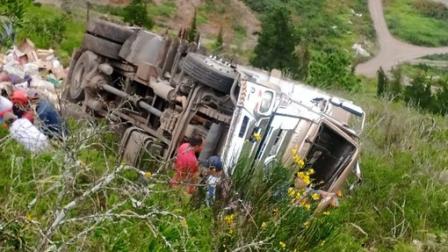 Un siniestro de tránsito se registró en la vía Pelileo-Baños, este viernes 1 de agosto del 2025