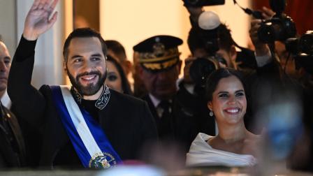 El presidente de El Salvador, Nayib Bukele, y su esposa, Gabriela Rodríguez, salen del Teatro Nacional tras pronunciar su discurso de primer año en San Salvador