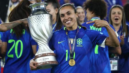 Marta de Brasil posa con el trofeo de la Copa América Femenina este sábado, luego de vencer a Colombia en la final en el estadio Rodrigo Paz Delgado en Quito.