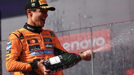 El piloto de McLaren, Lando Norris de Gran Bretaña, que obtuvo el primer puesto, rocía champán en el podio después del Gran Premio de Hungría de Fórmula 1 en el circuito de Hungaroring en Mogyorod, cerca de Budapest, Hungría,