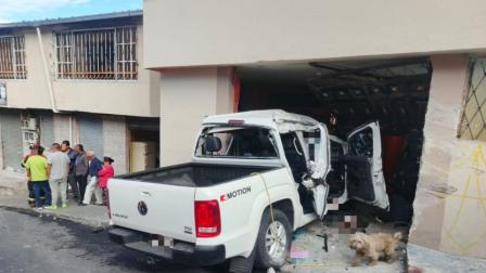 La camioneta se impactó contra una vivienda en el sur de Quito, en el sector de San Bartolo.