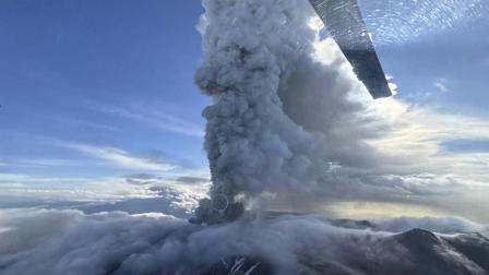 Kamchatka Territory (Russian Federation), 03/08/2025.- A handout photo made available by the Institute of Volcanology and Seismology FEB RAS shows the Krasheninnikov Volcano spewing smoke and ash during an eruption in the Kamchatka Territory, Russia, 03 August 2025. Scientists have recorded the eruption of the Krasheninnikov volcano in Kamchatka for the first time, the Kamchatka Volcanic Eruption Response Team (KVERT) of the Institute of Volcanology and Seismology (IVS) of the Far Eastern Branch of the Russian Academy of Sciences reports. According to the staff of the Kronotsky Nature Reserve, ash emissions are now reaching a height of 5-6 km above sea level, and part of the territory of the reserve is covered with ash deposits. (erupción volcánica, Rusia) EFE/EPA/NSTITUTE OF VOLCANOLOGY AND SEISMOLOGY FEB RAS HANDOUT HANDOUT EDITORIAL USE ONLY/NO SALES
