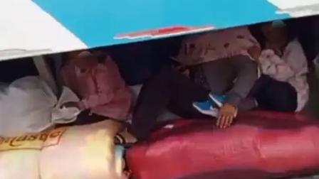 Un video captó en pocos segundos la presencia de niños en el maletero de un bus.