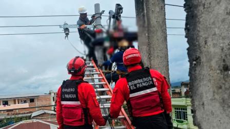 Los bomberos de El Pangui acudieron a la emergencia aleertados por la comunidad.