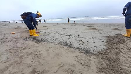 Un derrame de petróleo ocasionó el cierre temporal de una playa de Santa Elena.