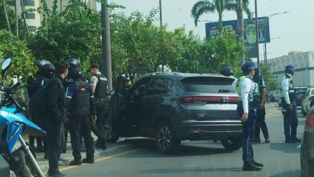 Un vehículo tipo SUV fue atacado mientras circulaba en la avenida Francisco de Orellana.
