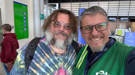 Trabajadores del aeropuerto de Galápagos aprovecharon para fotografiarse con Jack Black.