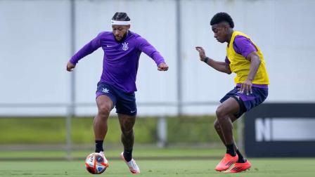 El delantero Memphis Depay disputa con el defensa Félix Torres un balón en el entrenamiento del Corinthians.