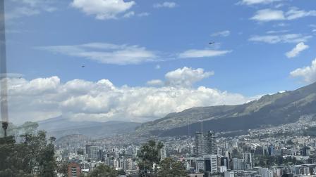El sobrevuelo de helicópteros militares en el cielo de Quito captó la atención de los habitantes de la capital