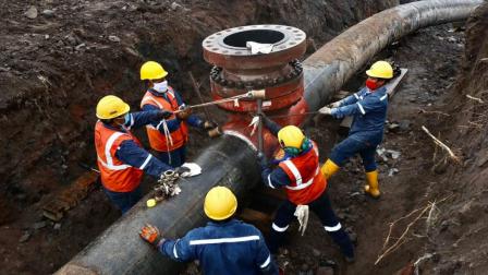 Personal de Petroecuador trabaja en la contención del crudo derramado.