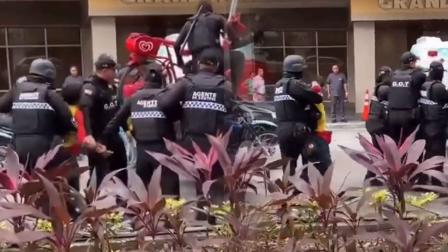 Dos vendedores de helados fueron retirados de las calles de Guayaquil en medio de un operativo municipal.