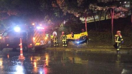 Un vehículo cayó desde un puente en el sector de Zámbiza.