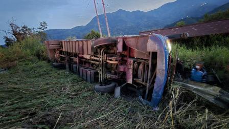 Un bus de la cooperativa san Juan perdió pista y se volcó en la vía Balzapamba - San Miguel