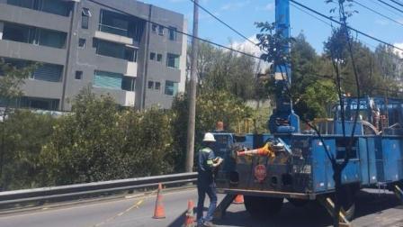 Personal de la empresa eléctrica trabaja en el restablecimiento del servicio eléctrico en Quito.