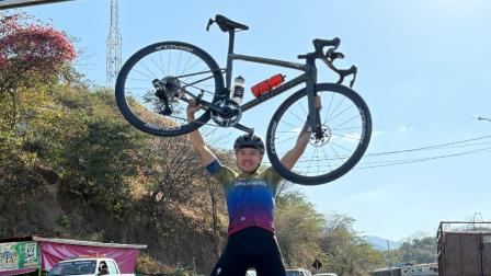 Bernardo Vintimilla cumplió el reto "non stop" y atravesó toda la Sierra en su bicicleta.