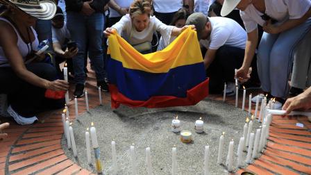 La gente enciende velas durante una protesta contra la violencia y a favor de la paz en Medellín, Colombia. 8 de junio del 2025