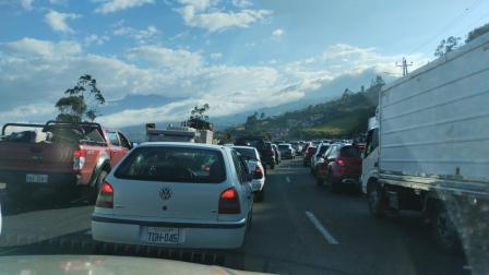 Ciudadanos reportar alta carga vehicular sobre la avenida Simón Bolívar, sector Tambillo. 9 de agosto del 2025