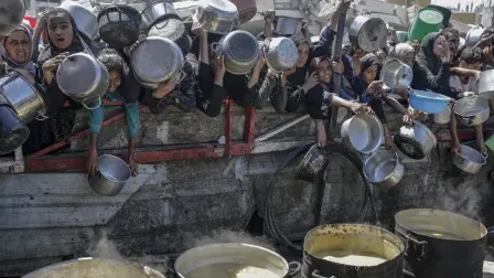 Decenas de palestinos se agolpaban para recibir una ración de comida en un comedor de caridad en la ciudad de Gaza, el pasado 4 de agosto.
