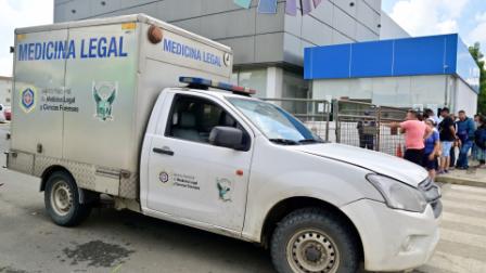 El cuerpo del militar fue trasladado a la morgue para determinar las causas de la muerte. Re