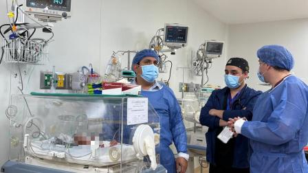 Médicos en el área de neonatología en el Hospital Universitario de Guayaquil, en 2024.