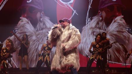 El artista colombiano Maluma canta durante su presentación como parte de su gira mundial "+Pretty +Dirty", en el Palacio de los Deportes de la Ciudad de México. 6 de agosto del 2025.