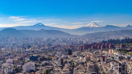 La ciudad de Quito despejada permite observar los volcanes y nevados.