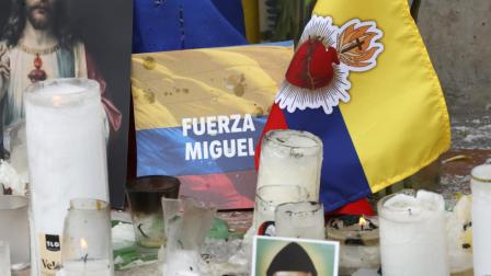 Fotografía de un altar en honor al senador Miguel Uribe, en Colombia, el 11 de junio de 2025.EFE