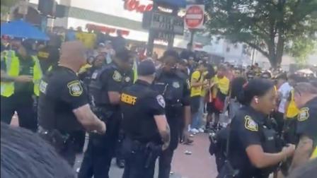Videos difundidos en redes sociales muestran la intervención de la policía estadounidense en evento por la Independencia de Ecuador.