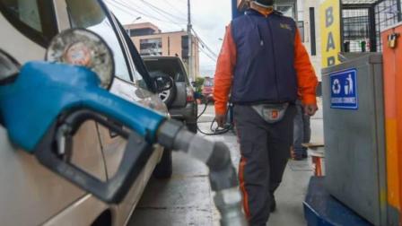 El precio de la gasolina cambia cada mes de acuerdo con el precio del petróleo.