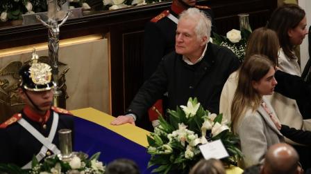 El padre de Miguel Uribe Turbay, Miguel Uribe, junto al féretro del fallecido senador y precandidato a la presidencia de Colombia.