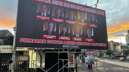 Las vallas se colocaron el mismo día en que el Gobierno convocó una marcha hacia la Corte Constitucional.