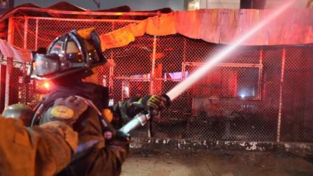 Un incendio se registró en una mueblería en Guayaquil y se investigan las posibles causas.