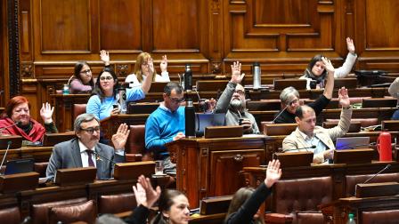 Diputados reaccionan durante una sesión en la Cámara Baja este martes, en Montevideo (Uruguay). La Cámara de Representantes de Uruguay comenzó a debatir el proyecto de ley 'Muerte digna', que tiene por objeto legalizar la eutanasia en el país.