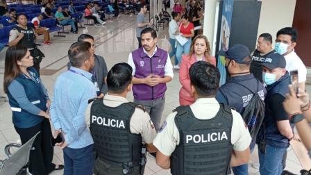 El Registro Civil, la Policía y otras instituciones hicieron operativos para controlar a los tramitadores en exteriores de agencias