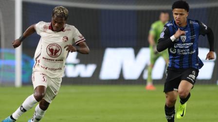 Patrik Mercado, de Independiente del Valle, persigue a Carlos Orejuela, de Mushuc Runa, durante el partido jugado en la noche del 12 de agosto del 2025.