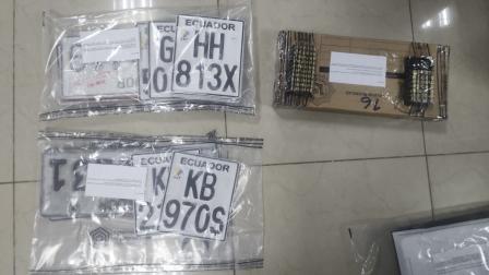 La Policía encontró decenas de placas y documentos vehiculares falsos en una casa de Guayaquil