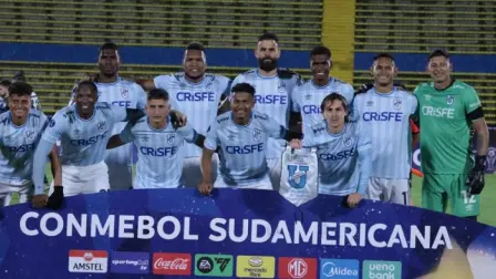 El equipo camaratta en la foto previa a su encuentro por Copa Sudamericana