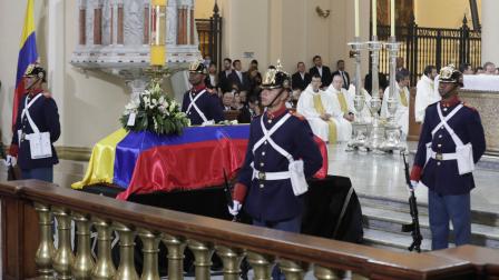 Integrantes del Batallón Guardia Presidencial vigilan el féretro del fallecido senador y precandidato presidencial Miguel Uribe Turbay.