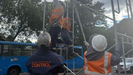 Personal de la Agencia Metropolitana de Control retiró vallas colocadas durante la marcha contra la Corte Constitucional en Quito