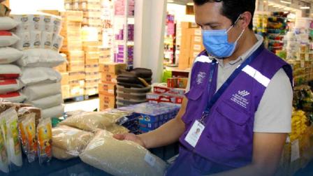 Arcsa ejecuta operativo que permitió la clausura de un supermercado con serias deficiencias sanitarias en Loja.