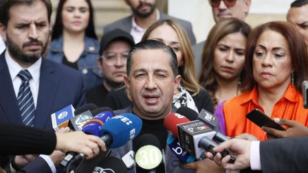 Fotografía de archivo del 6 de diciembre de 2023 del Representante a la Cámara por el partido Cambio Radical Julio César Triana (c) hablan durante una rueda de prensa en Bogotá.