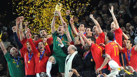 España levanta el trofeo de la Copa del Mundo tras vencer a Holanda 1-0.