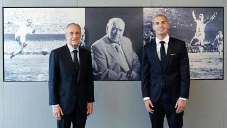 A la izquierda el presidente del Real Madrid, Florentino Pérez y a la derecha Franco Mastantuono