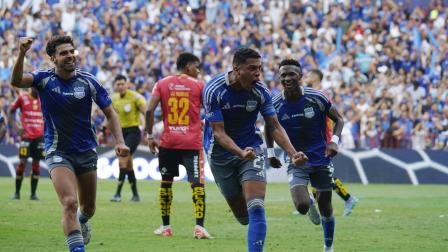 En el estadio George Capwell, Emelec enfrenta a Deportivo Cuenca por la fecha 24 de la LigaPro. Luis Fernando León celebra el gol del empate.