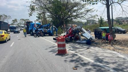 Un bus quedó totalmente destrozado tras el choque con un trailer en la vía a Daule, este jueves 14 de agosto del 2025.