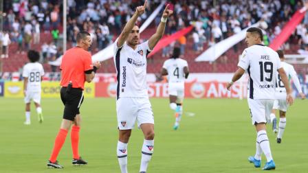 Liga de Quito juega su quinto partido en la historia ante Botafogo. En la foto, el delantero argentino Lisandro Alzugaray.